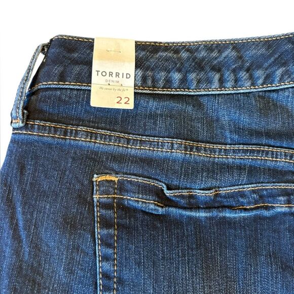 Torrid Keep It 100 5 Inch Rolled Hem Denim Shorts Womens Size 22 NWT - Picture 3 of 8